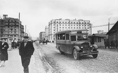 Один и первых автобусов на проспекте Ленина. ГАМО. Ф. Р-1310. Оп. 5. Д. 5505. 