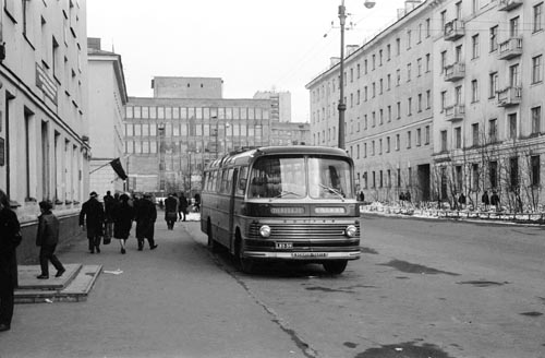 Вид на ул. Профсоюзов. Слева - фрагмент здания гостиницы «Север».  На втором плане - Мурманская областная научная библиотека. 1969 г.