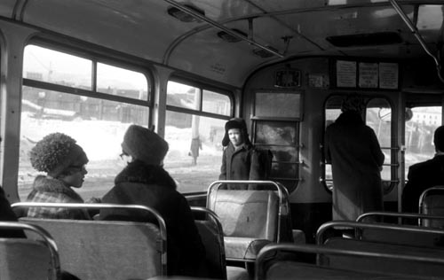 В городском троллейбусе. 1969 г.