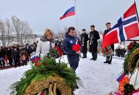 Губернатор Мурманской области Андрей Чибис с супругой возлагают цветы к памятнику советским воинам-освободителям в Киркенесе.