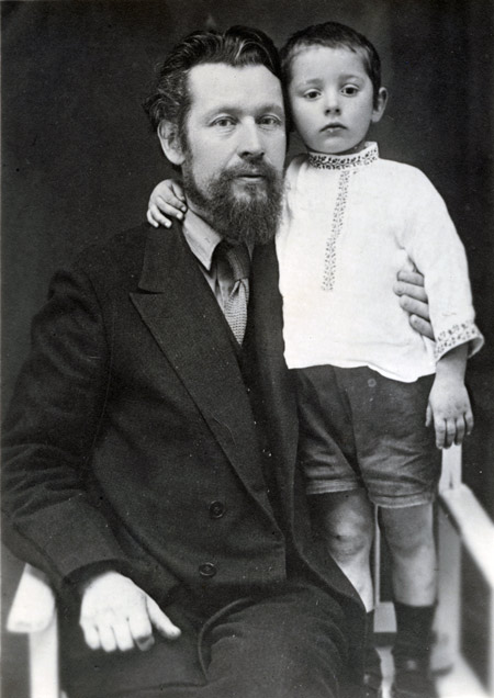 В.К Алымов с сыном. 1928 г. ГАМО. Ф. Р-996. Оп. 1. Д. 1323. Л. 1.