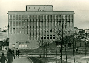 Здание Мурманской областной научной библиотеки на улице Софьи Перовской.