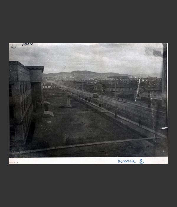 Пр. Сталина. Вид из окон здания, в цокольном этаже которого размещался областной архив (слева – часть здания школы № 2). 1939 г. 