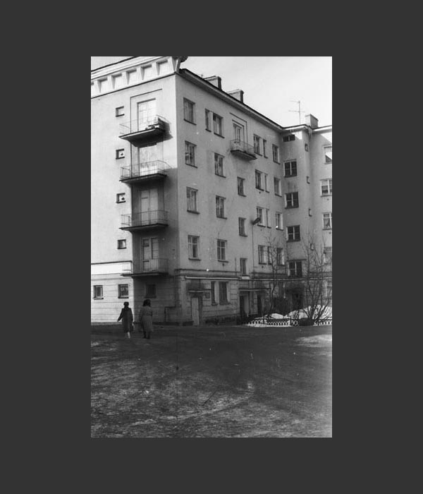 Здание на пр. Ленина, д. 61, в цокольном этаже которого размещался Госархив Мурманской области в 1939-1991 гг. 