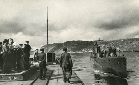 Возвращение подводной лодки из боевого похода. 1943 г. ГАМО. Ф. Р-413. Оп. 1. Д. 105. Л. 63.