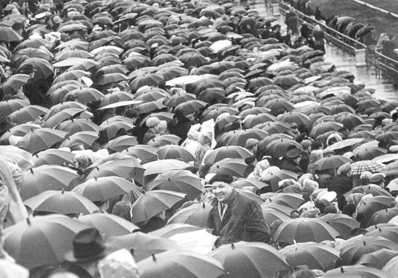 1978 г «Болельщики» (а.н.) Мурманчане и гости города на трибунах стадиона «Труд» 