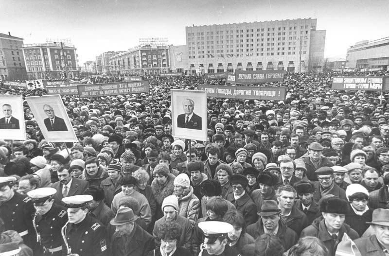 1985 г Мурманчане на митинге у гостиницы «Арктика» в честь присвоения г. Мурманску звания «Город-герой» 
