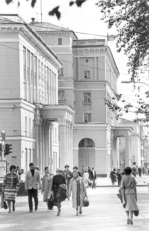 Июль1979 г. Мурманчане на проспекте Ленина (на фоне административного здания, в котором располагались партийные и советские органы) 