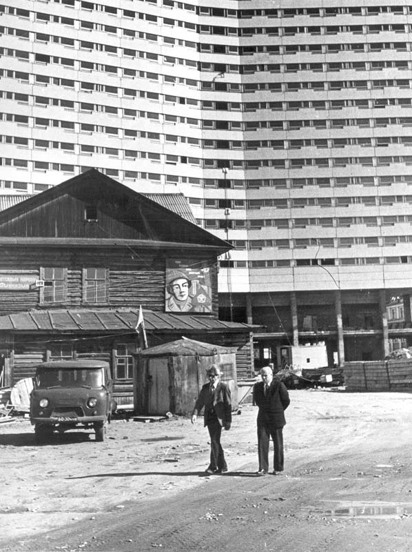 Август 1980 г. Площадь Советской конституции. Строительство гостиницы «Арктика». На первом плане деревянный дом. 