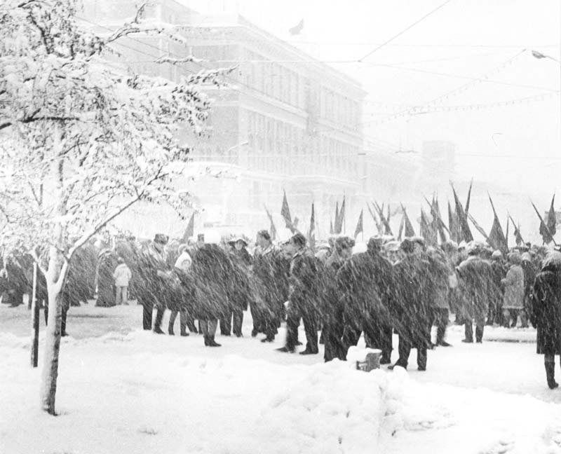 7 ноября 1973 г. Снегопад. Праздничная демонстрация на проспекте Ленина. 