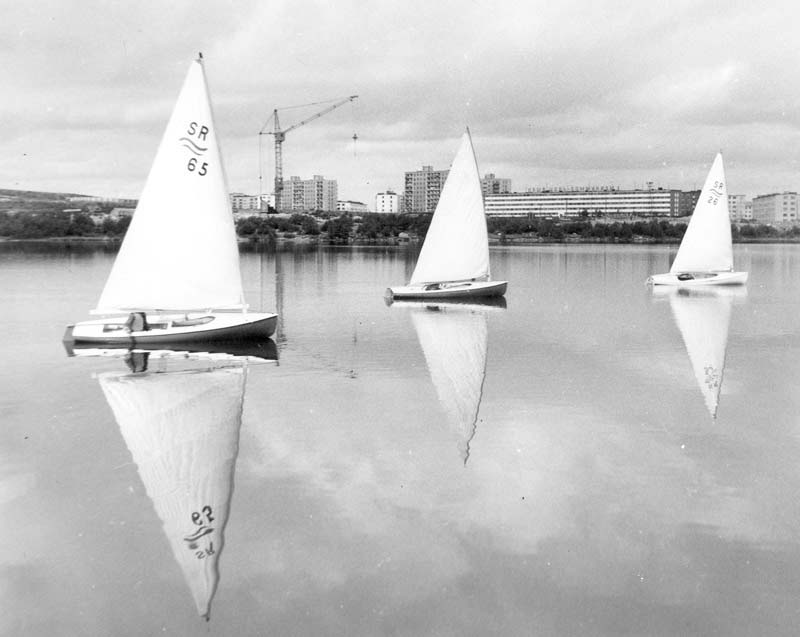 Июль 1979 г. Яхты на Семёновском озере в день Военно-морского флота. На заднем плане – строительство Мурманского областного Дворца пионеров. 