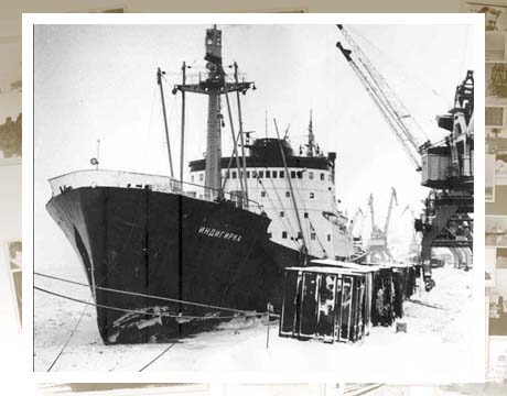 25.Д/э «Индигирка» под разгрузкой в порту Дудинка. 1973г. 