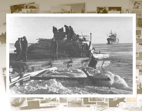 45.Разгрузка д/э «Байкал». Плашкоут приведён катером к ледяному припаю. Арктика. 1957г. 