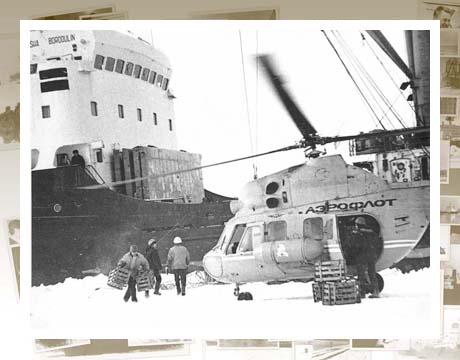 61.Груз для полярной станции с теплохода «Саша Бородулин» помогает доставить вертолет с а/л «Ленин». 1982г. 