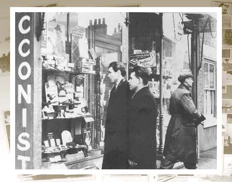 67. Моряки с д/э «Байкал» у витрины магазина в г. Сингапуре.Январь 1958 г. 