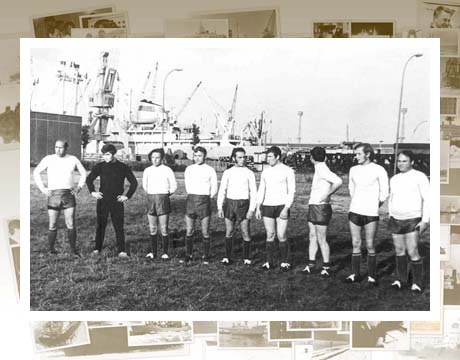 71. Футбольная команда т/х «Донской» перед матчем с моряками Северного пароходства (победа со счетом 3:0). 1972г. 