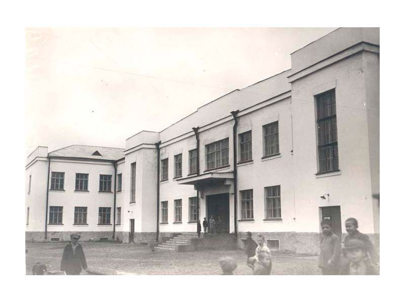 Новое здание  поликлиники железнодорожников на улице Челюскинцев. 1934 г.  Ф. Р-1310, ед. хр. 1583.