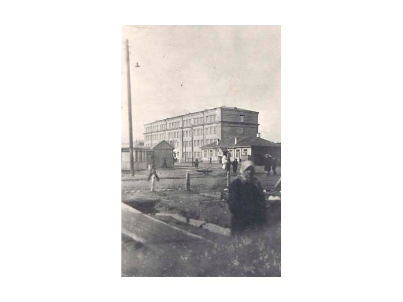 Улица Челюскинцев. На заднем плане - здание школы № 20, построенной в 1935 г. (затем - школа № 8, в настоящее время  - гимназия № 3). 1938 г. Ф. Р-1310, ед. хр. 3641, сн. 423 (б).