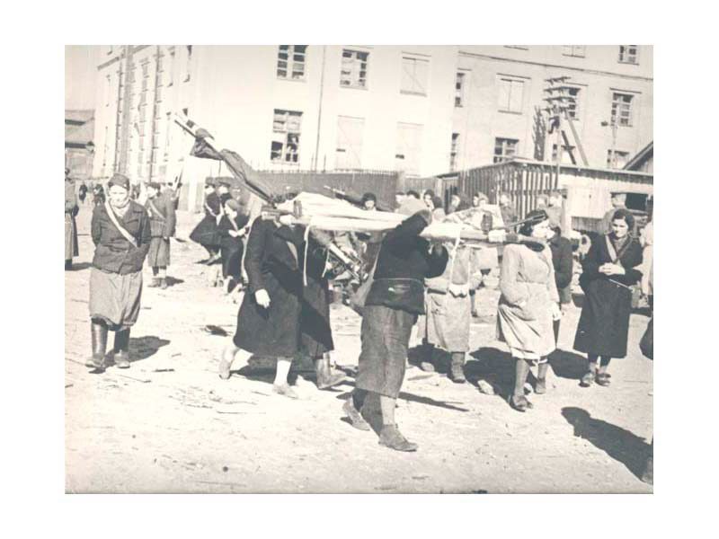 Сандружинницы на улице Ленинградской. 1942 г. Ф. Р-2393, оп.2, д. 99, сн. 18