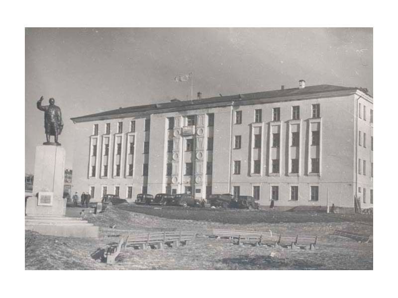 Дом Советов (в настоящее время - здание Мурманской областной Думы). Апрель 1948 г Ф. Р-1310, ед. хр.1557