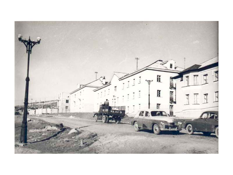 Новые жилые дома для железнодорожников на улице Челюскинцев. Фото Подойникова. 1955 г. Ф. Р-1310, ед. хр. 274