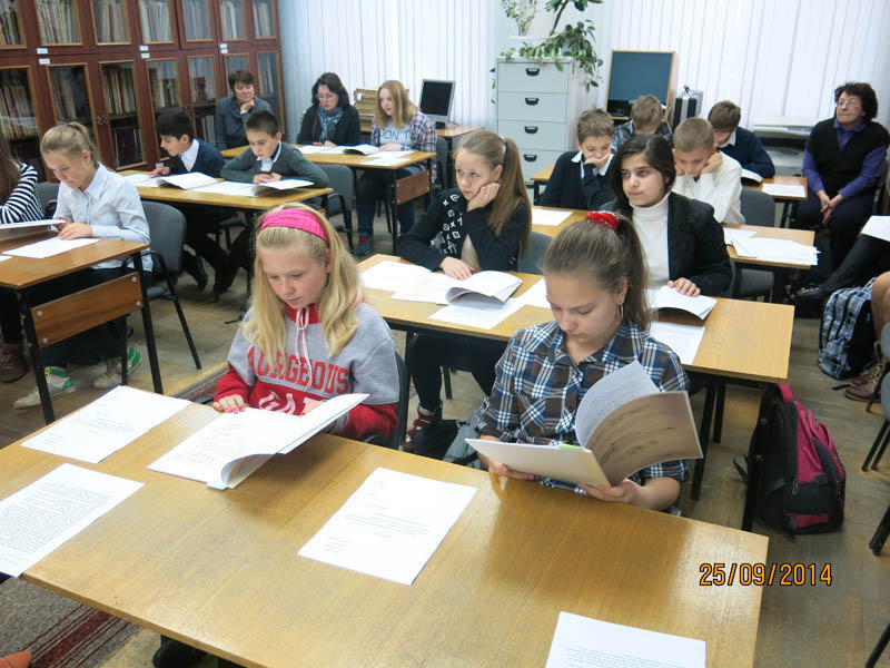 Учащиеся СОШ №11 7Б класса знакомятся с копиями архивных документов 