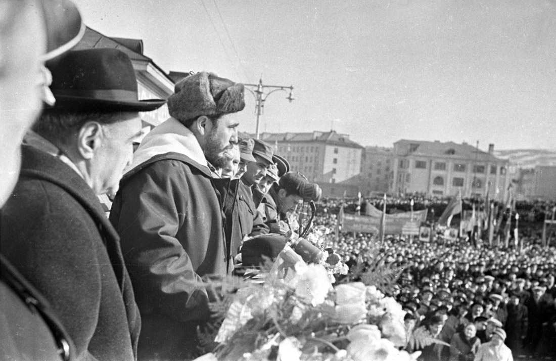 Митинг, посвященный приезду Ф. Кастро. Вид с трибуны. На переднем плане А.И. Микоян и Ф. Кастро 27 апреля 1963 г