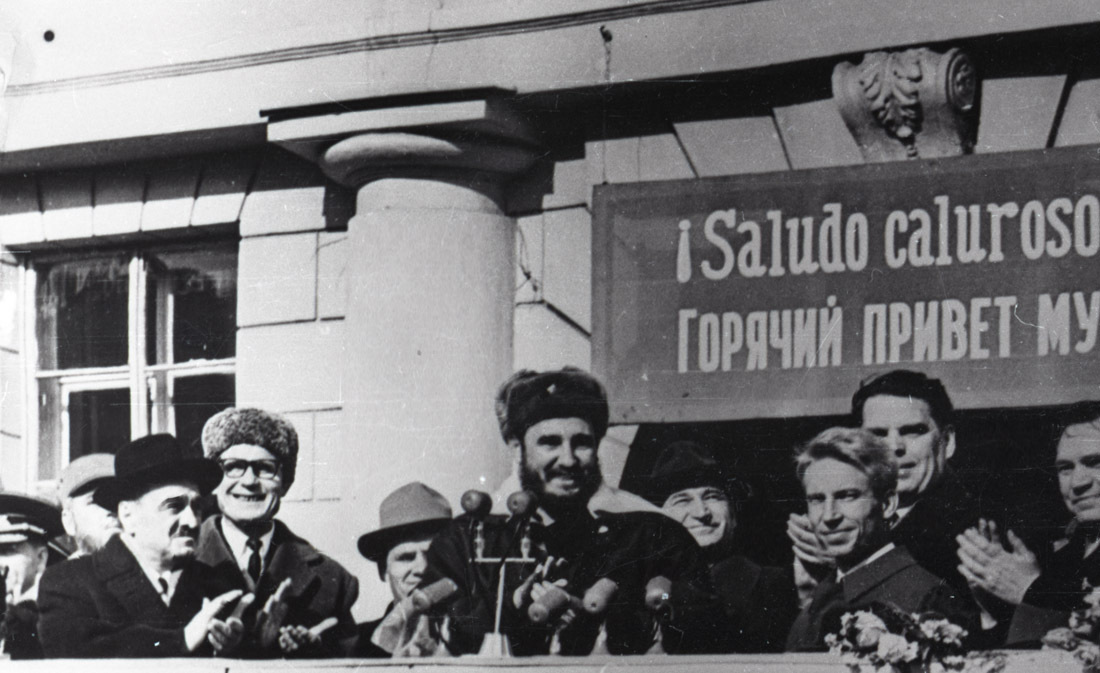 Митинг, посвященный приезду Ф. Кастро. На переднем плане А.И. Микоян, Ф. Кастро, переводчик Н. Леонов 27 апреля 1963 г