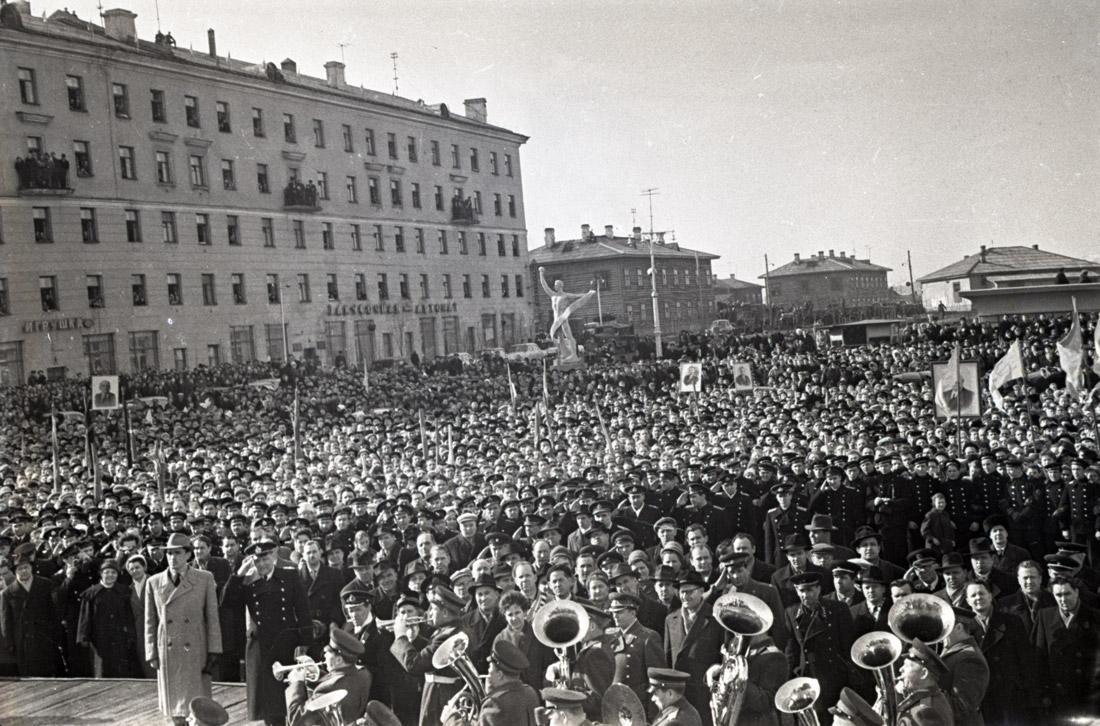 Мурманчане на Привокзальной площади перед началом торжественного митинга, посвященного приезду Ф. Кастро 27 апреля 1963 г 