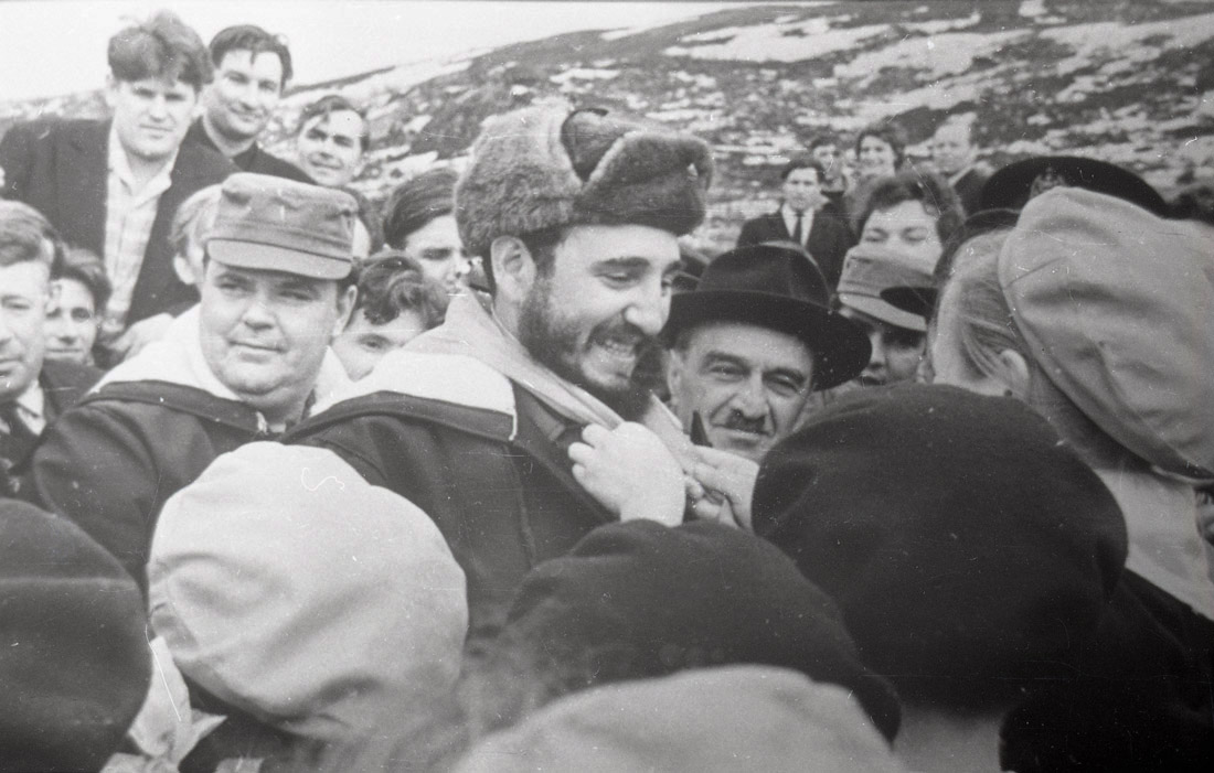 Мурманские пионеры повязывают Ф. Кастро красный галстук 27 апреля 1963 г