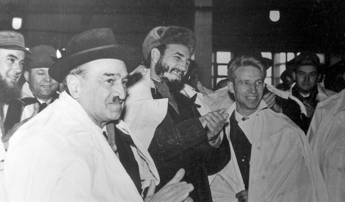 А.И. Микоян, Ф. Кастро и переводчик Н. Леонов на Мурманском рыбокомбинате 27 апреля 1963 г