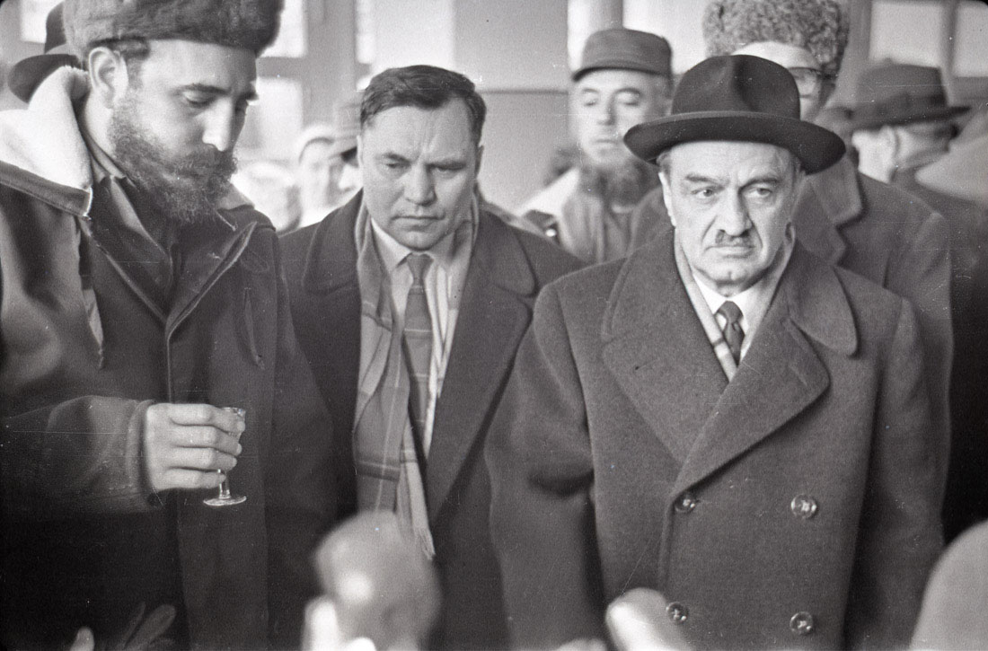 На Мурманском рыбокомбинате. Тост за кубинско-советскую дружбу. Ф. Кастро и А.И. Микоян 27 апреля 1963 г