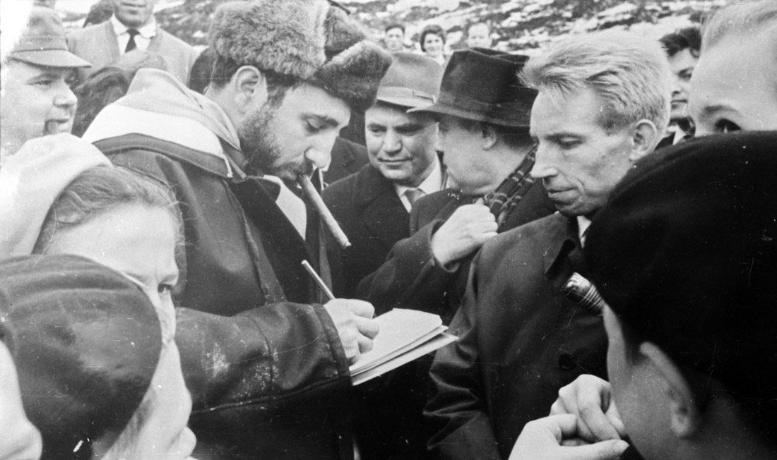 Даже за тысячи километров от родной Кубы Ф. Кастро не мог обойтись без любимых кубинских сигар 27 апреля 1963 г
