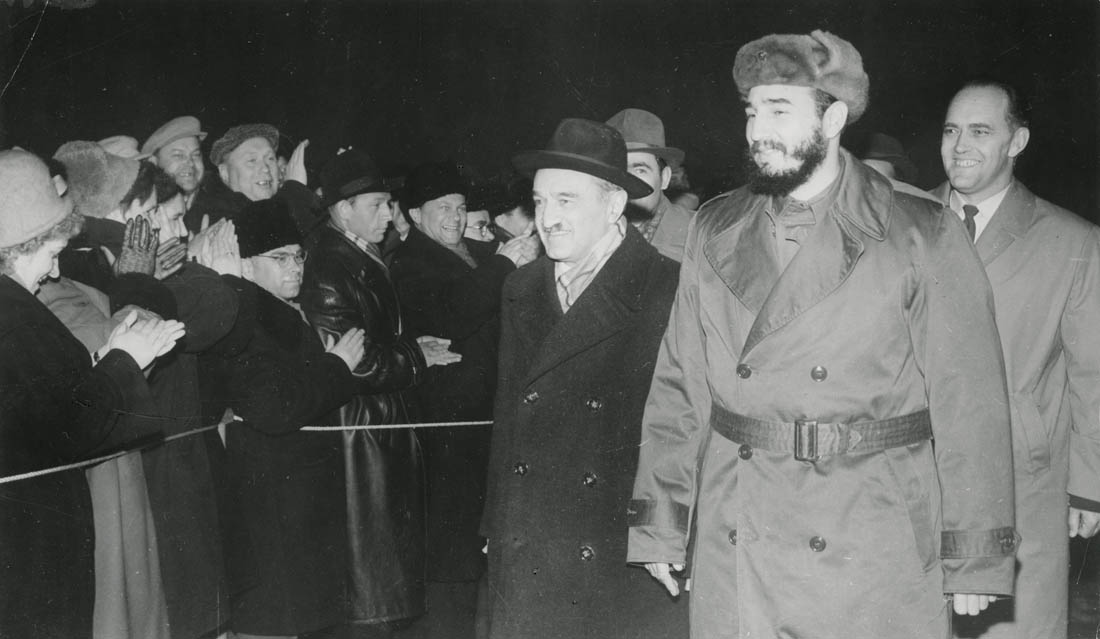 Жители Мурманской области приветствуют Ф. Кастро и А. И. Микояна на аэродроме авиабазы Оленья 27 апреля 1963 г
