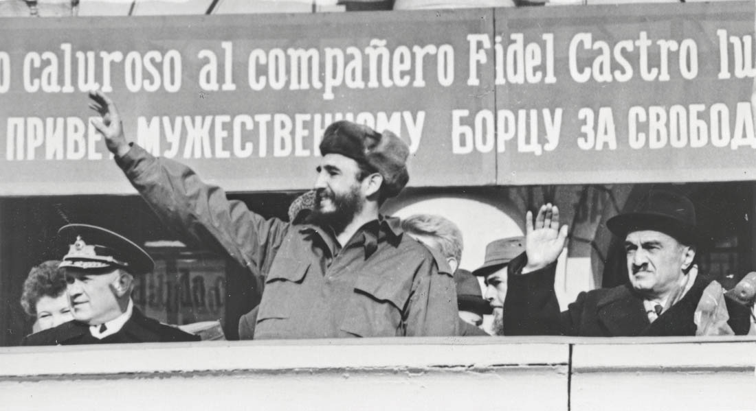 Митинг, посвященный приезду Ф. Кастро. Кубинский лидер с трибуны привет-ствует мурманчан 27 апреля 1963 г