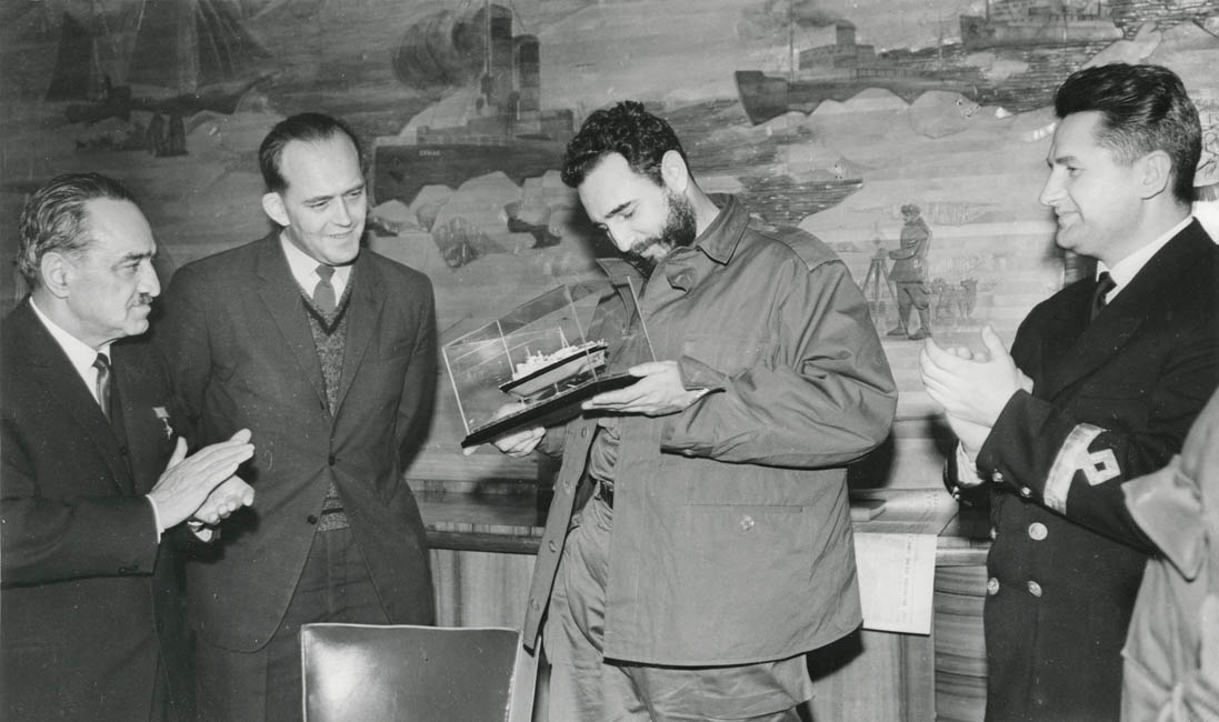 Ф. Кастро на борту атомного ледокола «Ленин» получает в подарок модель атомохода  27 апреля 1963 г