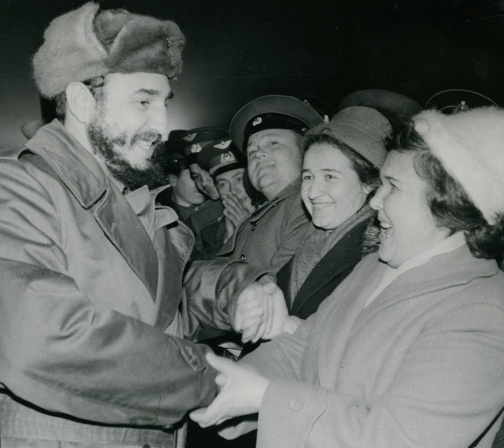 Жители Мурманской области приветствуют Ф. Кастро на аэродроме авиабазы Оленья 27 апреля 1963 г