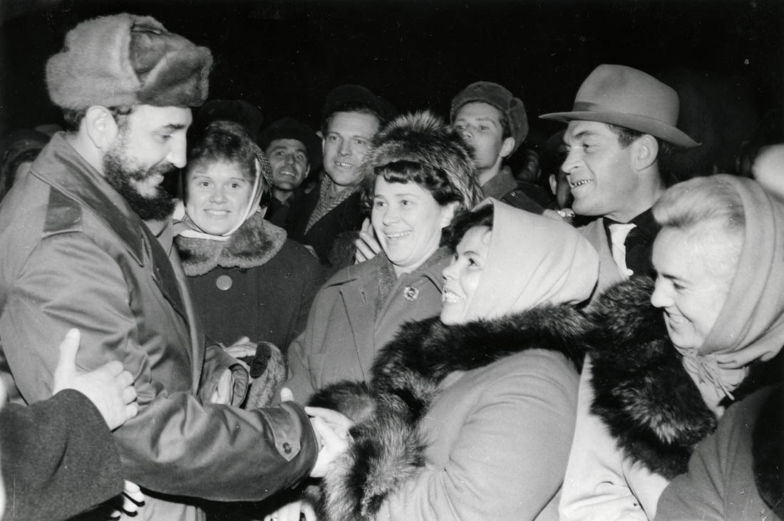Жители Мурманской области приветствую Ф. Кастро на аэродроме авиабазы Оленья 27 апреля 1963 г