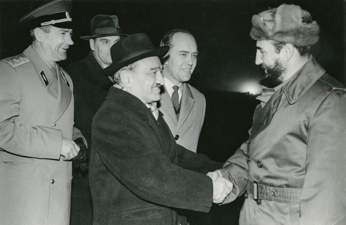 А. И. Микоян приветствует Ф. Кастро на аэродроме авиабазы Оленья 27 апреля 1963 г