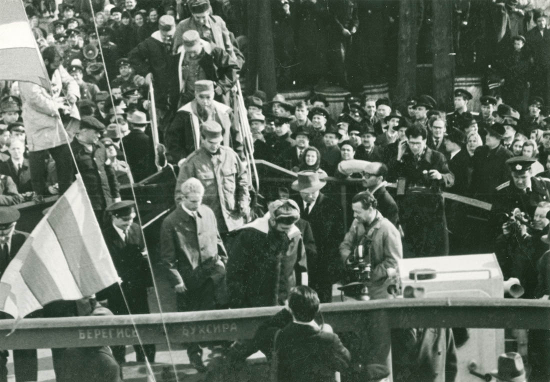 Ф. Кастро поднимается на борт буксира «Стерегущий» 27 апреля 1963 