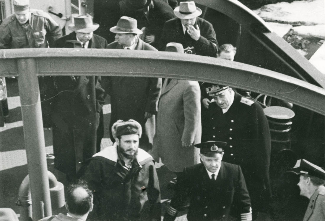 Ф. Кастро поднимается на борт буксира «Стерегущий» 27 апреля 1963 г