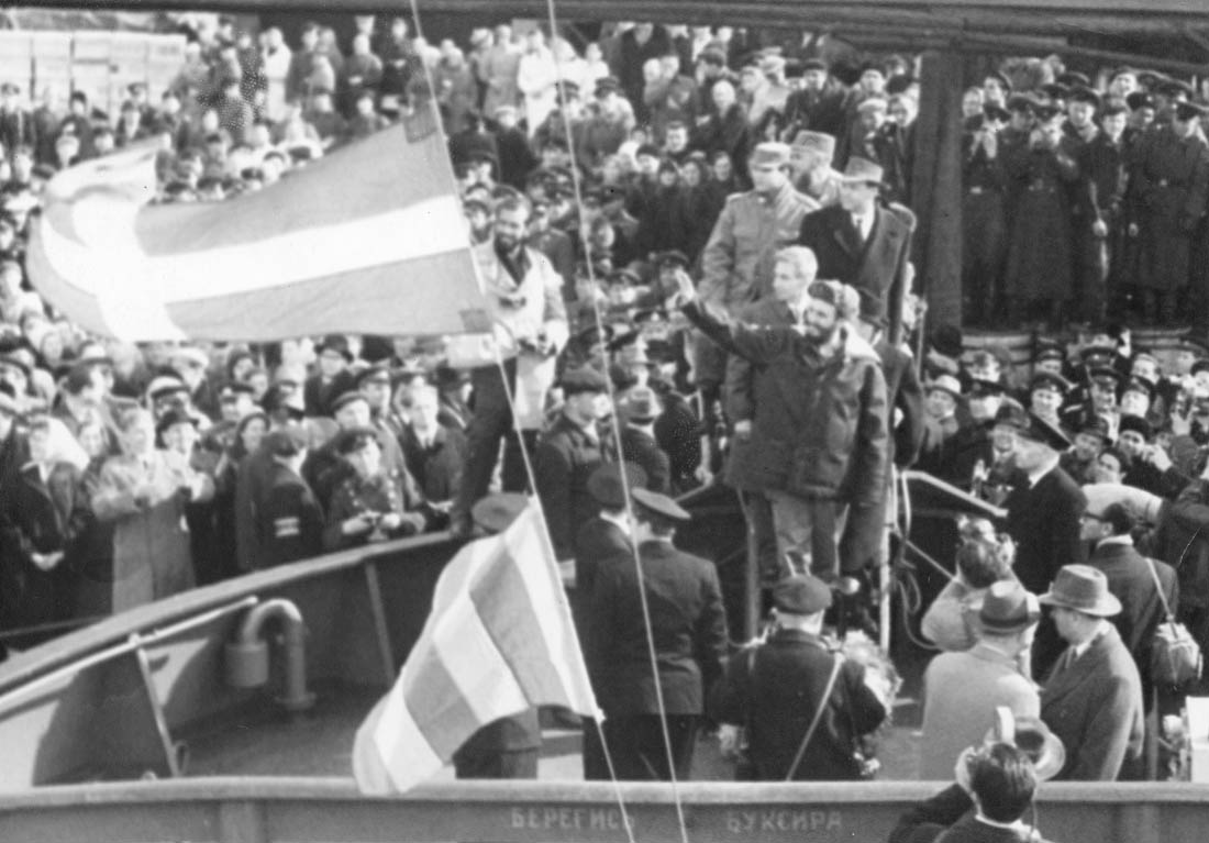Ф. Кастро поднимается на борт буксира «Стерегущий» 27 апреля 1963 г