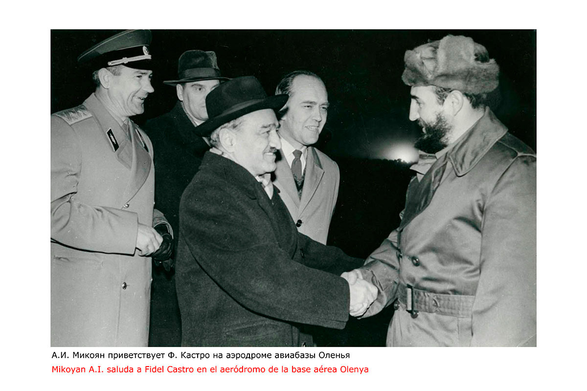 А.И. Микоян приветствует Ф. Кастро на аэродроме авиабазы Оленья Mikoyan А.I. saluda a Fidel Castro en el aeródromo de la base aérea Olenya